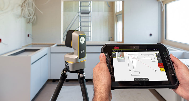 Leica iCON iCS50 con tableta negra y software Leica iCON trades mostrando el plano exacto de una encimera de cocina lista para la producción CNC.